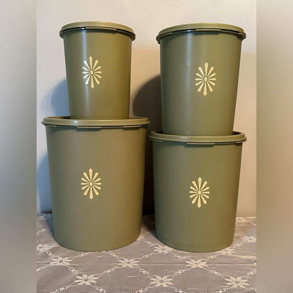 Vintage set of 4 Tupperware Servalier containers